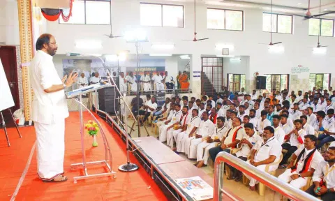 பாகூரில் தி.மு.க. இளைஞர் அணி பாசறை நிகழ்ச்சியில் சிவா எம்.பி. பேசிய காட்சி.