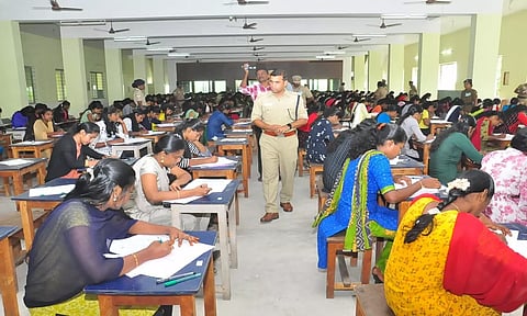 குமரியில் 10 இடங்களில் நடந்தது - போலீஸ் எழுத்து தேர்வு மையத்திற்கு காலையிலேயே வந்த பெண்கள் கைக்கடிகாரங்களை கழற்றி கொடுத்து விட்டு சென்றனர்