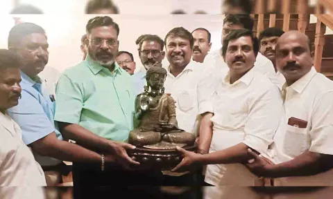 விடுதலை சிறுத்தைகள் கட்சி  தலைவர் திருமாவளவன் முன்னிலையில் ஆர்.ஆர். முத்தையன் கட்சியில் இணைந்த காட்சி.