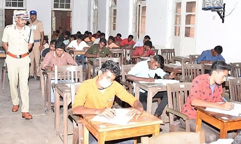 மதுரையில் நடந்த எழுத்து தேர்வு மாநகர போலீஸ் கமிஷனர் செந்தில்குமார் பார்வையிட்டு ஆய்வு செய்தார்.