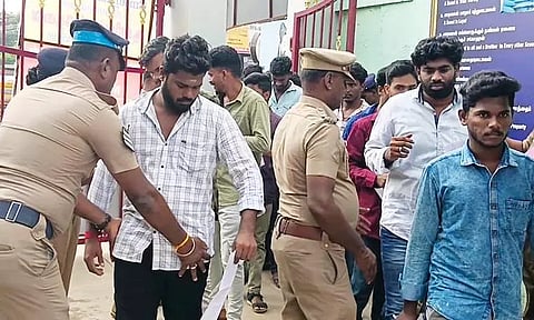 தேர்வு மையத்திற்கு செல்லும் முன்பு விண்ணப்பதாரர்களை போலீசார் சோதனை செய்தனர்.