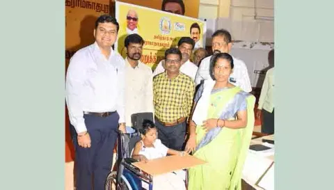முகாமில் உதவி கலெக்டர் நாராயண சர்மா, மாற்றுத்திறனாளி சிறுமிக்கு சக்கர நாற்காலி வழங்கினார்.&nbsp;