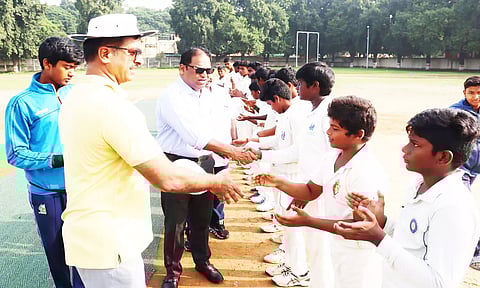 கிரிக்கெட் போட்டியை கலெக்டர் குமாரவேல் பாண்டியன் தொடங்கி வைத்த காட்சி. அருகில் வேலூர் மாவட்ட கிரிக்கெட் சங்க தலைவர் நறுவீ சம்பத்.