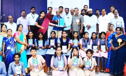மாணவர்களுக்கு சான்றிதழ் வழங்கிய காட்சி.