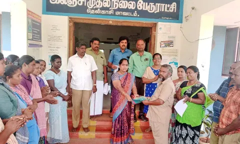 இலஞ்சி பேரூராட்சியில் சிறப்பாக பணிபுரிந்த தூய்மை பணியாளரை பேரூராட்சி தலைவர் சின்னத்தாய் கவுரவித்த போது எடுத்த படம்.