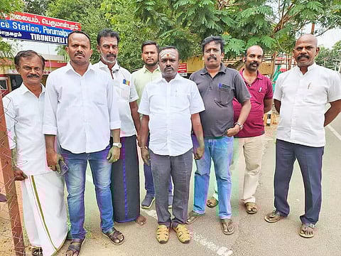 பெருமாள்புரம் போலீஸ் நிலையத்தில் மாவட்ட செயலாளர் வெங்கடாஜலபதி என்ற குட்டி தலைமையில் புகார் அளிக்க வந்த பா.ஜனதாவினர்.