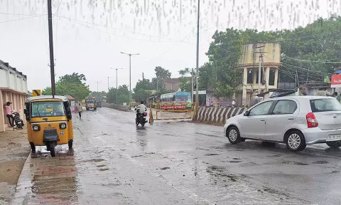 தூத்துக்குடி-திருச்செந்தூர் சாலையில் மிதமான மழை பெய்த காட்சி.