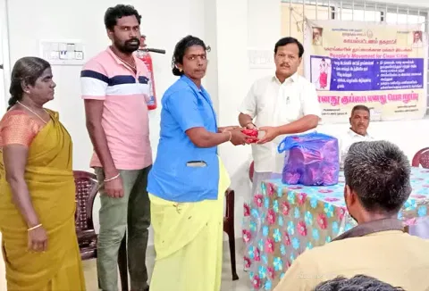 தூய்மை பணியாளர் ஒருவர் விருது பெறுவதை படத்தில் காணலாம்.
