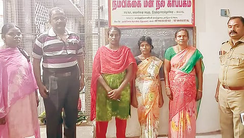 சுற்றி திரிந்த பெண்ணை போலீசார் மீட்டு நம்பிக்கை மனநல காப்பகத்தில் ஒப்படைத்தனர்.