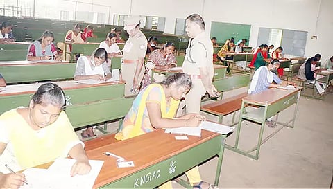 தஞ்சை குந்தவை நாச்சியார் அரசு கல்லூரியில் தமிழ்நாடு அரசு சீருடை பணியாளர் தேர்வு நடைபெற்றது.