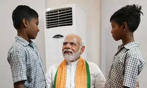 பழங்குடியின சிறுவர்களை பிரதமர் மோடி சந்தித்து பேசிய காட்சி.