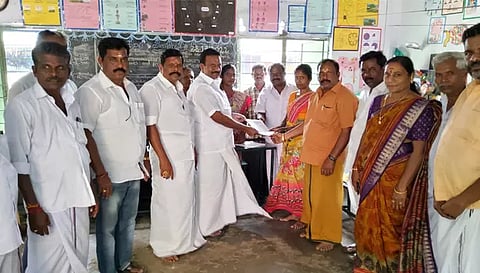 வாக்காளர் பட்டியல் சிறப்பு முகாமை வீரபாண்டி தொகுதி எம்.எல்.ஏ. ராஜமுத்து ஆய்வு செய்த காட்சி.