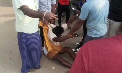 மத்தூர் பேருந்து நிலையத்தில் போலி சாமியாரால் ஏமாற்றப்பட்ட நளினியின் உறவினர்கள் போலி சாமியாரை தாக்கிய காட்சி.