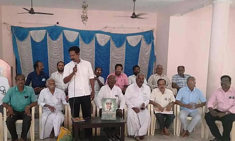 எம்.ஜி.ஆர். மக்கள் நிலை இயக்க தொடக்க விழாவில் கராத்தே வளவன் பேசிய காட்சி.