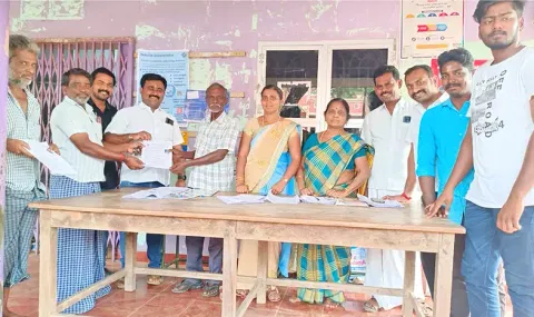வாக்காளர் பட்டியலில் பெயர் சேர்ப்பு பணி நடைபெற்ற போது எடுத்த படம்.