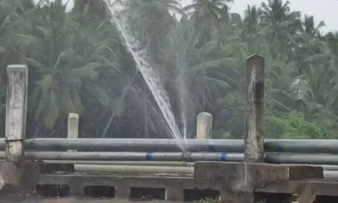 போச்சம்பள்ளி அருகே உள்ள தென்பெண்ணை ஆற்றில் அமைக்கப்பட்ட குடிநீர் குழாய் உடைந்து வீணாகும்  குடி தண்ணீர்.
