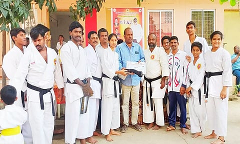 கராத்தே பயிற்சி பெற்ற மாணவர்களுக்கு சான்றிதழ் வழங்கிய காட்சி.