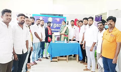 அரசு மருத்துவமனையில் ரத்த தான முகாம் சான்றிதழ் மற்றும் மரக்கன்று&nbsp; வழங்கிய காட்சி.
