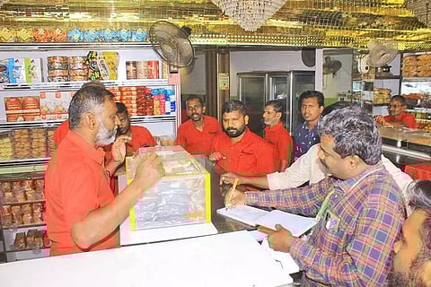 நெல்லை சந்திப்பு பகுதியில் உள்ள கடைகளில் சுகாதார ஆய்வாளர் முருகன் தலைமையில் சோதனை நடத்தப்பட்டது.