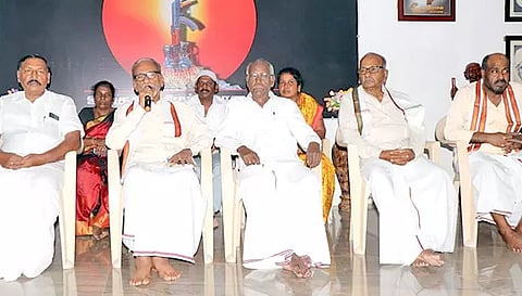 கூட்டத்தில் உலகத் தமிழா் பேரமைப்பு தலைவா் பழ. நெடுமாறன் பேசினார்.