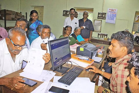 நெல்லை கொக்கிரகுளத்தில் உள்ள மின்சார வாரிய அலுவலகத்தில் மின் இணைப்புடன் ஆதார் எண் இணைப்பு பணி நடந்த போது எடுத்த படம்.