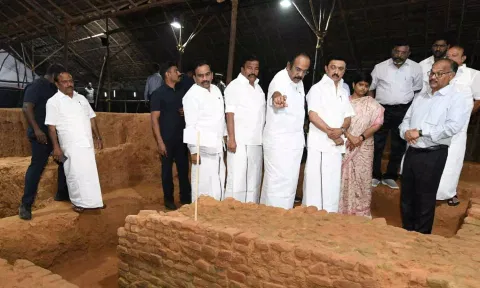 அகழாய்வுப் பணியை ஆய்வு செய்யும் முதலமைச்சர் மு.க.ஸ்டாலின்