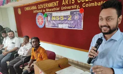 சப்-கலெக்டர்  ஸ்ருதன் ஜெய்நாராயணன் கலந்து கொண்டு சிறப்புரையாற்றிய காட்சி.