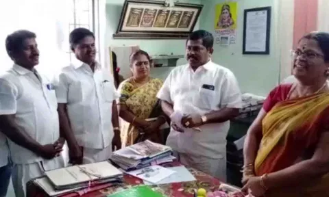 &nbsp;புதிய கமிஷனராக தாமரை பொறுப்பேற்றுக் கொண்ட போது எடுத்தப்படம். அருகில்  நகராட்சி  தலைவர் குமார், துணைத் தலைவர் உமா மகேஸ்வரி மற்றும் கவுன்சிலர்கள் உள்ளனர்.&nbsp;