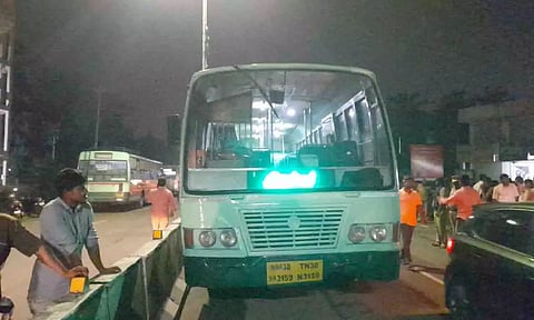 பல்லடத்தில் நடுரோட்டில் பஸ்களை நிறுத்தி போராட்டத்தில் ஈடுபட்ட டிரைவர்கள்.&nbsp;