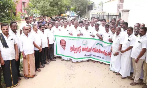மனு அளிக்க வந்த வணிகர்கள்.&nbsp;