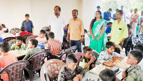 செஸ் போட்டி நடைபெற்றது.