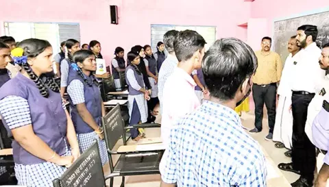 அரசு பள்ளி மாணவிகளுடன், ஷாநவாஸ் எம்.எல்.ஏ. கலந்துரையாடினார்.