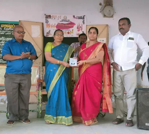 பள்ளி தலைமை ஆசிரியர் விஜி, பேரூராட்சி தலைவர் மணிமேகலை ஆனந்த்க்கு நினைவு பரிசு வழங்கிய போது எடுத்தபடம்.