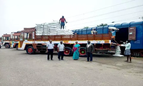 சின்னசேலம் ெரயில் நிலையத்திற்கு வந்த உரங்களை வேளாண் அதிகாரிகள் பார்வையிட்டு தனியார் மற்றும் கூட்டுறவு சங்கத்திற்கு லாரி மூலம் அனுப்பி வைத்தனர்.