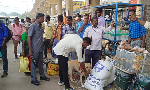 &nbsp;திண்டிவனம் பஸ் நிலைய பகுதியில் வெடி குண்டு நிபுணர்கள் மோப்பநாயுடன்  இன்று சோதனை நடத்தினர்.&nbsp;