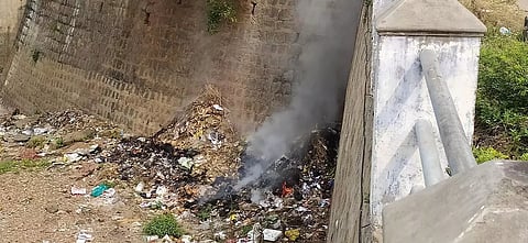 கூடுதுறை நுழைவு வாயில் பவானி ஆற்றில் கொட்டப்படும் குப்பைகள்