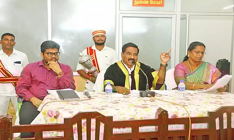 கூட்டத்தில் மேயர் மகேஷ் பேசியபோது எடுத்த படம்.