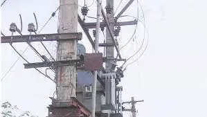 பள்ளி அருகே ஆபத்தான மின்மாற்றி