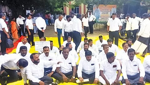 தாம்பரத்தில் போலீசாரை கண்டித்து கோர்ட்டு முன்பு வக்கீல்கள் தர்ணா போராட்டம்