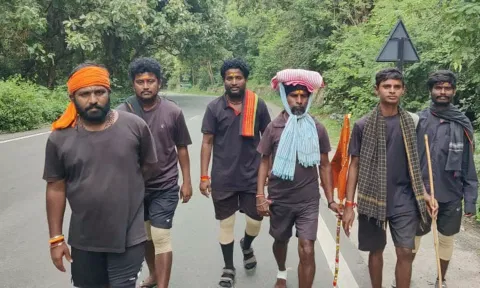 தேனி மாவட்டம் கூடலூர் வழியாக சபரிமலைக்கு பாதயாத்திரையாக செல்லும் அய்யப்ப பக்தர்கள்.