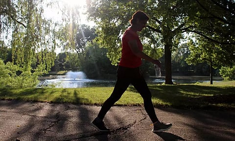 நடைப்பயிற்சியின் போது தாராளமாகக் கைகளை வீசி நடைபோடுங்கள்...