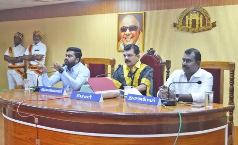 கூட்டத்தில் மேயர் சரவணன் பேசிய காட்சி. அருகில் துணை மேயர் கே.ஆர்.ராஜூ, கமிஷனர் சிவகிருஷ்ணமூர்த்தி.