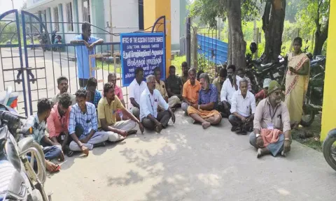 மின்சார ஊழியர்கள் அலுவலகம் முன்பு போராட்டம் செய்த காட்சி.