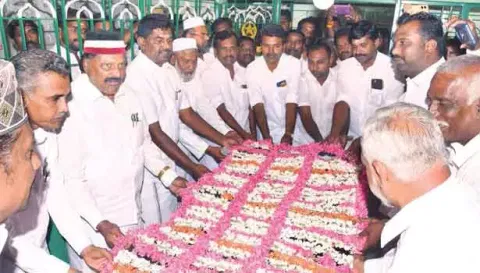 கூட்டு பிராத்தனையில் பங்கேற்ற அவைத்தலைவர் தமிழ்மகன் உசேன், மாவட்ட செயலாளர் செந்தில்நாதன் எம்.எல்.ஏ. மற்றும் அ.தி.மு.க. நிர்வாகிகளை படத்தில் காணலாம்.