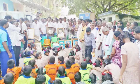 திருப்பத்தூர் புதுப்பூங்குளம் அரசு பள்ளிக்கு சீர்வரிசை பொருட்கள்