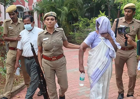 ஓய்வு பெற்ற மின்வாரிய அதிகாரி, மனைவி கோவை சிறையில் அடைப்பு