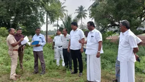 கபிலர்மலைப் பகுதியில் பரமத்தி வேலூர் எம்.எல்.ஏ. என்ஜினீயர் சேகர், நாமக்கல் தீயணைப்பு நிலைய அலுவலர் சிவக்குமார் மற்றும் குழுவினர் தீயணைப்பு நிலையம் கட்டுவதற்கான இடத்தை ஆய்வு செய்த போது எடுத்த படம்.
