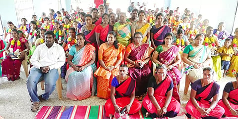 விழாவில் பங்கேற்ற கர்ப்பிணி பெண்கள் மற்றும் அலுவலர்கள்.