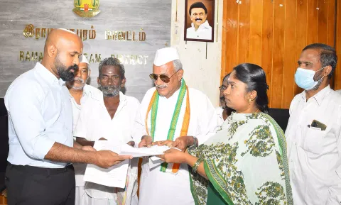 தியாகிகள் குறைதீர்க்கும் கூட்டத்தில் கலெக்டர் ஜானிடாம் வர்கீஸ் மனுக்களை பெற்றார்.