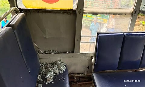 உடைக்கப்பட்ட பஸ் கண்ணாடியை படத்தில் காணலாம்.